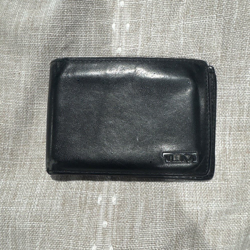 Tumi Mens Black Leather Bifold Wallet 6 Card Slots Slim Professional Accessory
